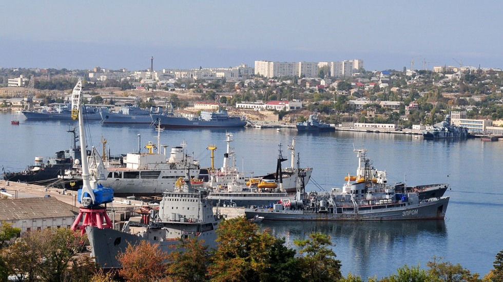 Заводы севастополя. Севастополь военно морской порт. Корабли в бухте Севастополя. Севастополь порт ЧФ. Бухта Севастополя флот.