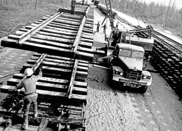 В 1974 началась стройка. Стройка БАМА В СССР. Стройки 70-х СССР БАМ. Байкало Амурский исправительно трудовой лагерь. Байкало-Амурская магистраль этапы строительства.