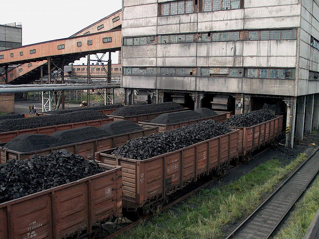 Завод антрацит. Погрузка угля в вагоны. Антрацит в вагоне. Автоматизированный углепогрузочный пункт. Антрацит завод.