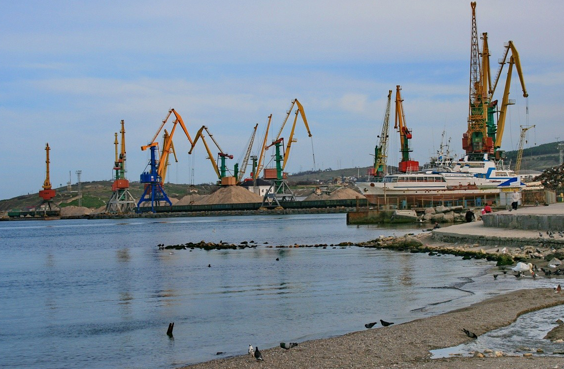 Порт феодосия. Морской порт Феодосия. Морпорт Феодосия. Морской торговый порт Феодосии. Феодосийский торговый порт 2019.